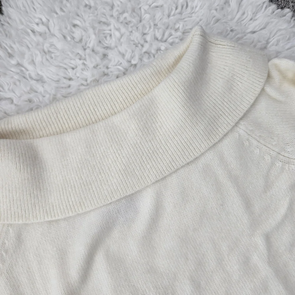 Design History Off The Shoulder Sweater. Cozy casual knit. Ivory. Size Large. Ne